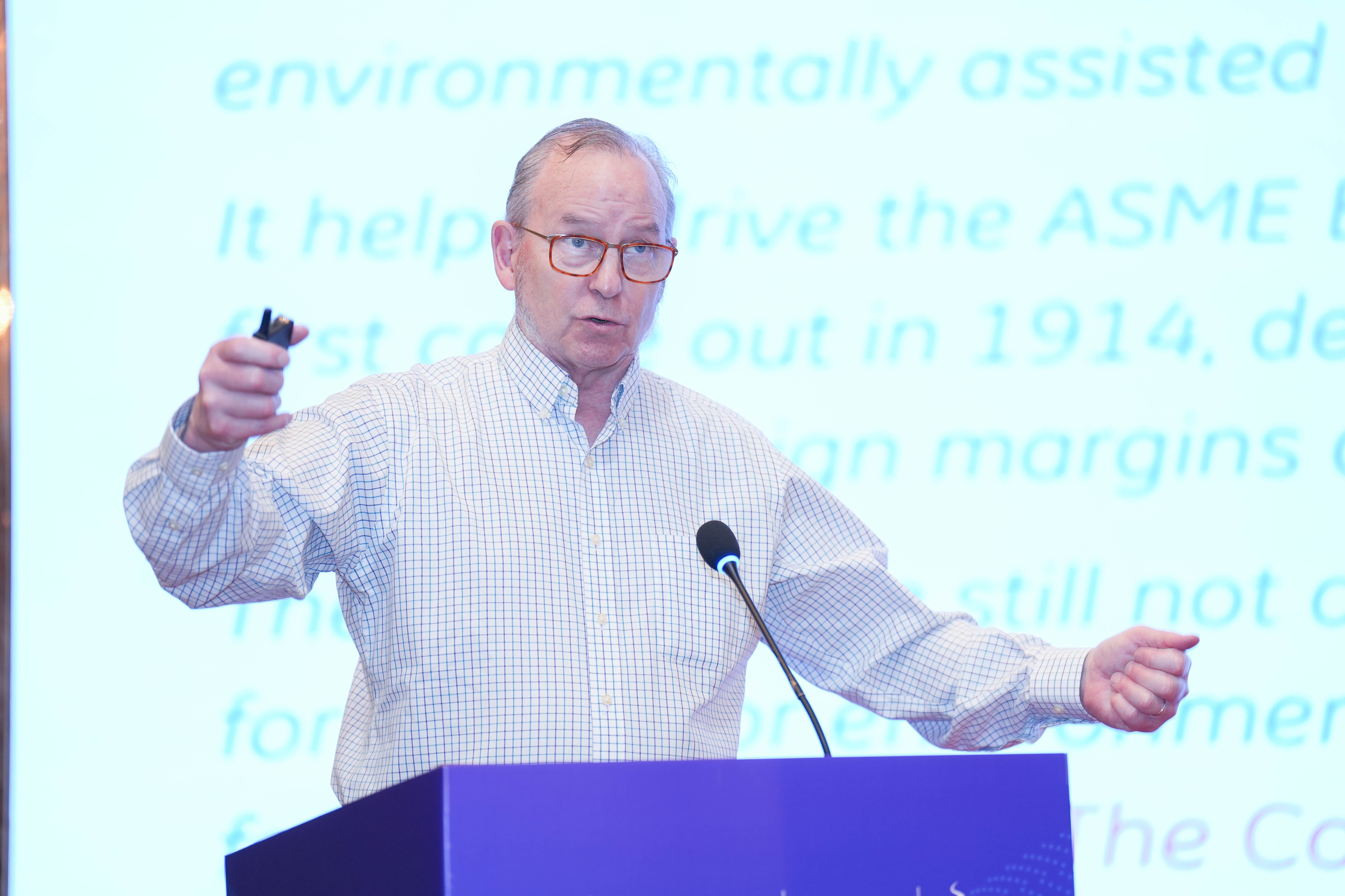 peter臺(tái)上講話